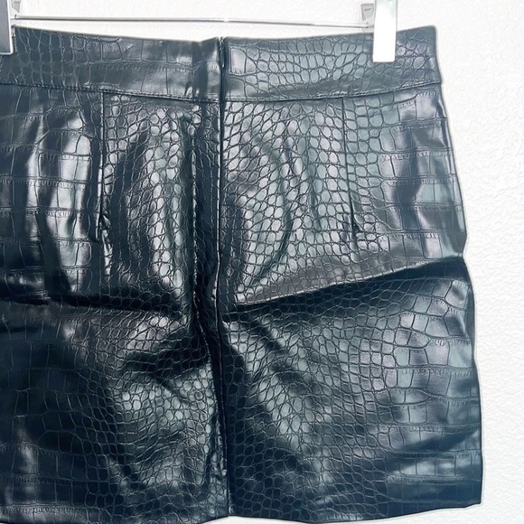 Forever 21 Black Snake Skin Faux Leather NEW Mini Skirt - Picture 2 of 11